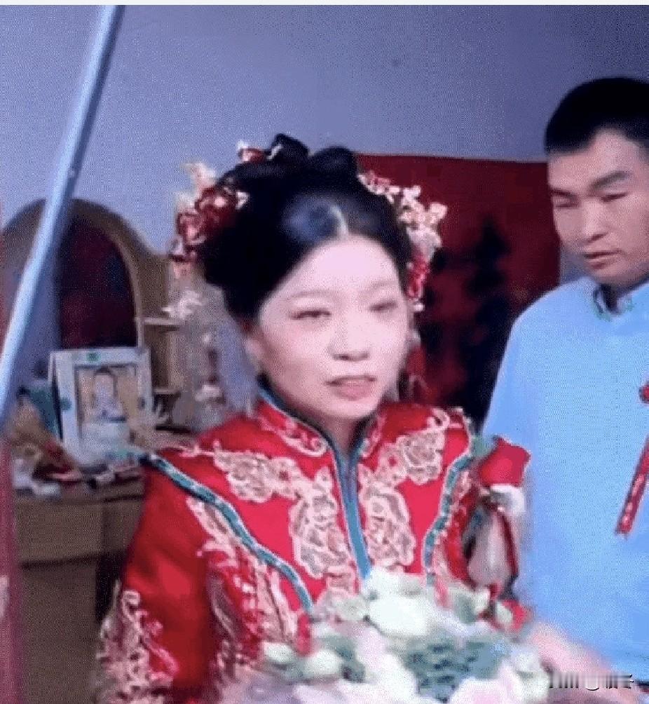河南婚礼现场，哥哥直接哭到失控！妹妹出嫁抓喜钱，偏偏只拿一张，背后藏的心酸，看