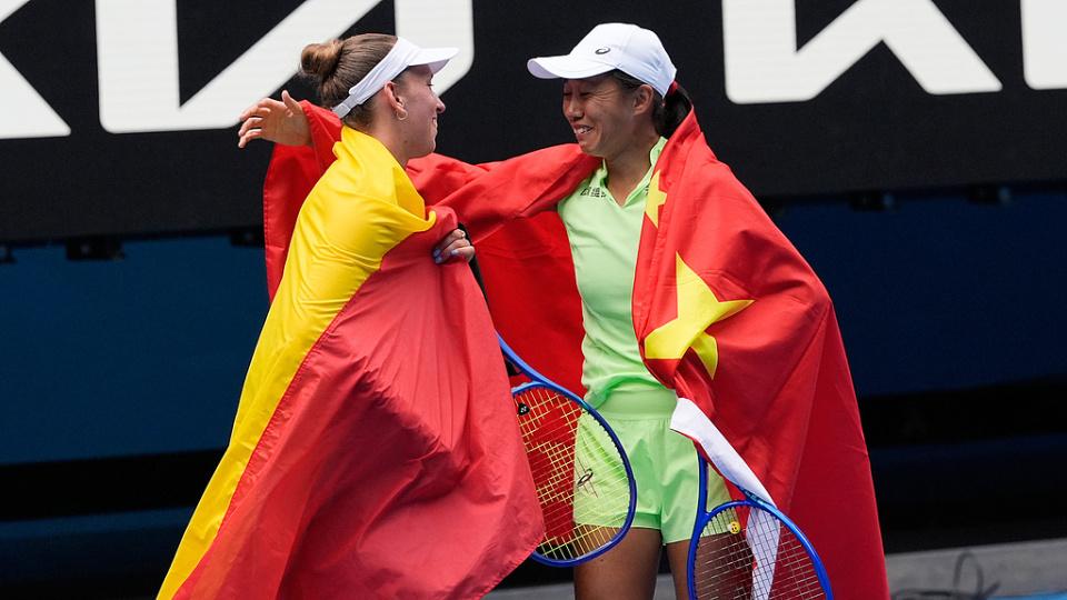 37岁张帅身披国旗夺澳网女双冠军，主场待遇引全场欢呼