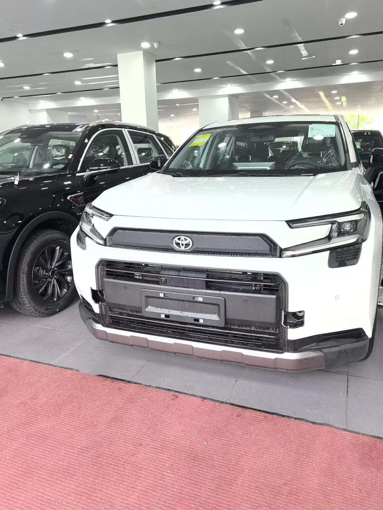 🚗丰田RAV4荣放2.0L两驱豪华版指导价:179800＋2000白漆