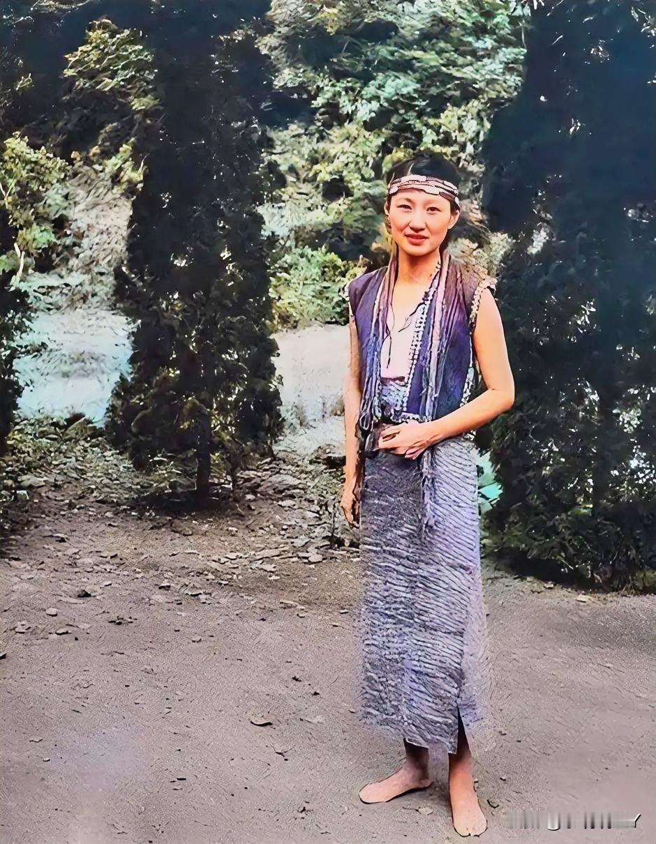 上世纪四十年代末，台湾，张学良软禁期间，打着赤脚身穿当地民族服装的赵四小姐。