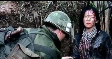 1965年，美越战争中，一位美女游击队队长被美国大兵俘虏了，当天就被偷偷注射了空