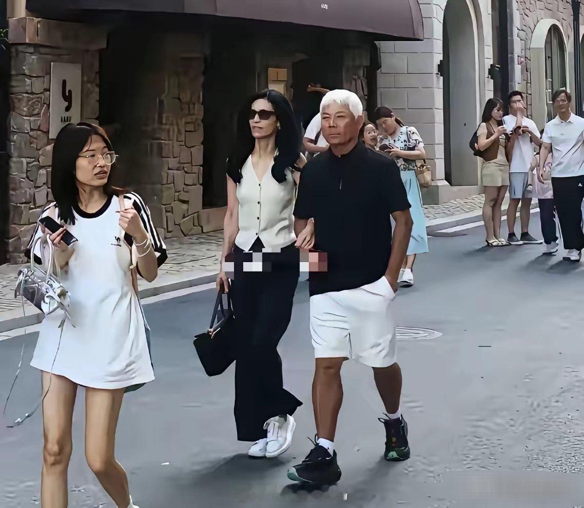 年近70老牌天王巫启贤出游，身边妻子气质太出众，一身简约穿搭尽显高级感​​​