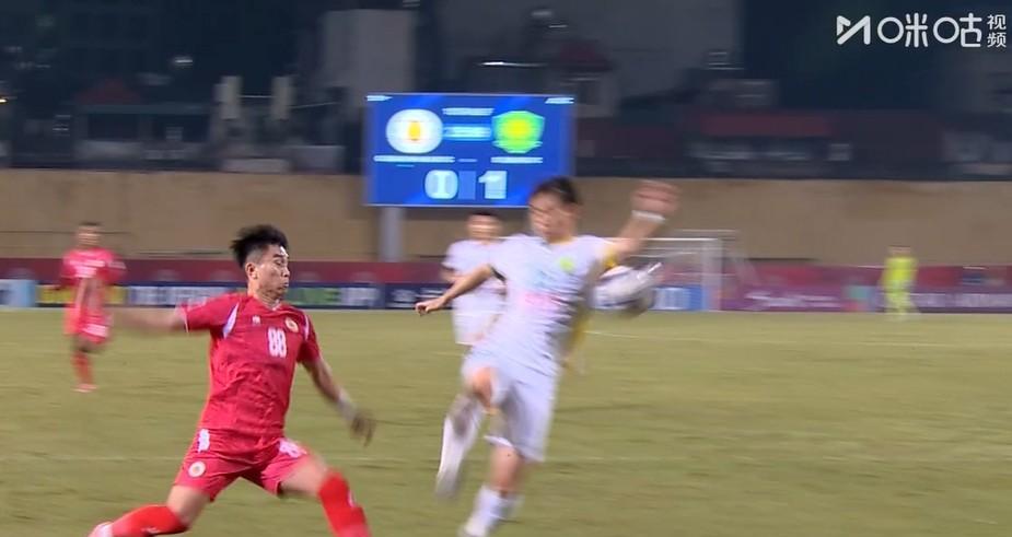 妥妥的主场哨！北京国安客场11人打12人，小心被主裁判黑了。亚冠精英二级联赛，北