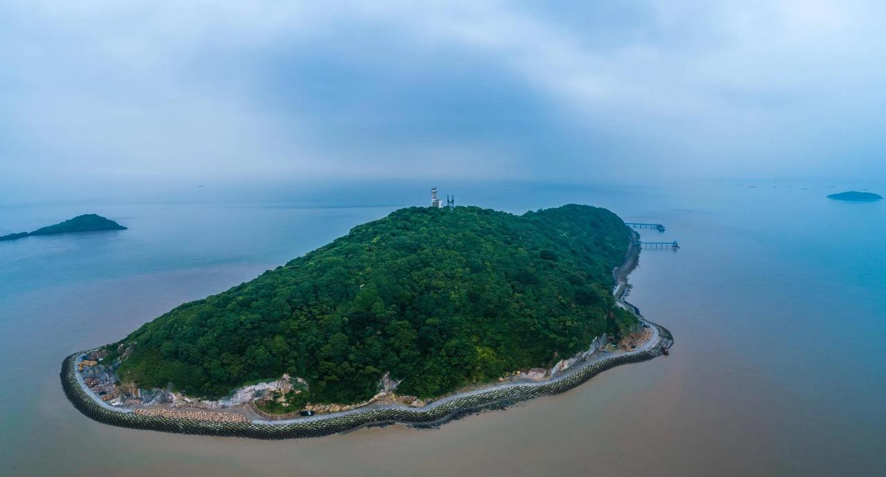高楼林立、人口稠密的上海，管辖海域面积约1万平方公里，除了崇明、长兴、横沙3个有