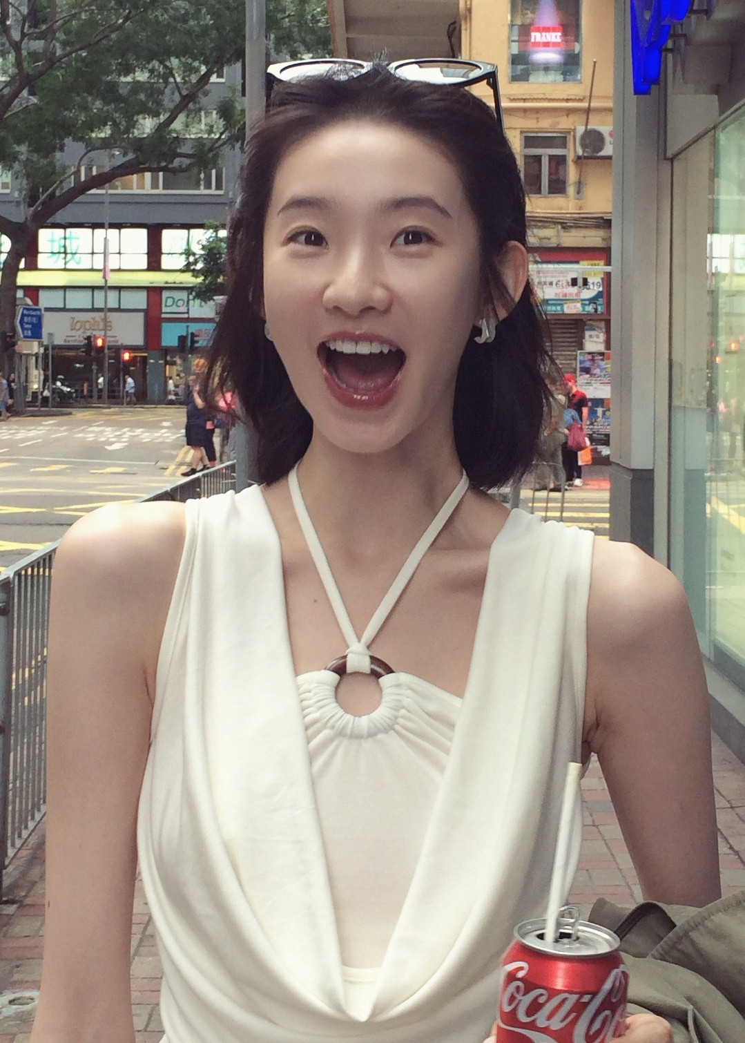 张艺凡跟刘耀文说多多照顾张艺凡小嘴大张