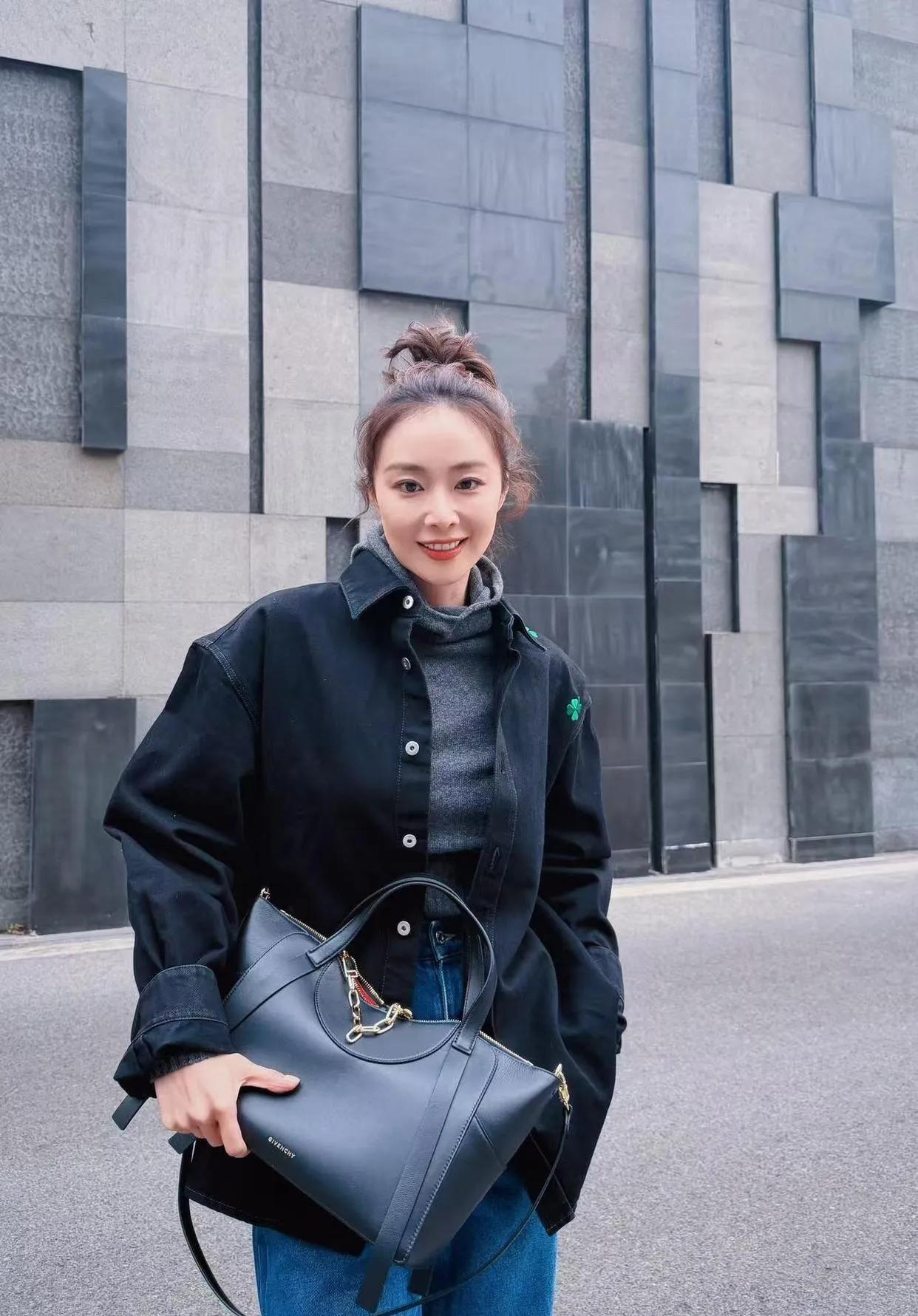 大嫂这状态也太绝了！💙黑+灰+蓝永远的神！简约大气又高级，初春氛围感直接拿