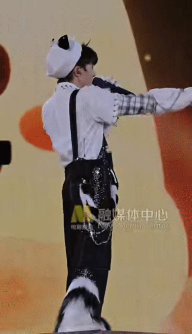 六公主说和没看周深现场的说不清从新歌首唱到经典重现，六公主用直拍建起周深音乐博