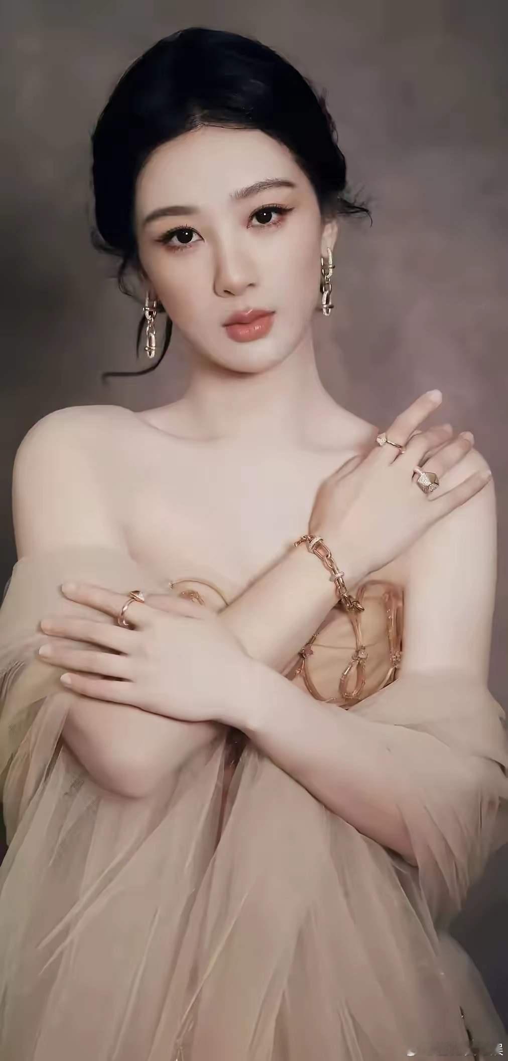 1.张杰现在这形象好歹是修整过的，要是见过他早年的样子，那才叫真·原生态，腮帮子
