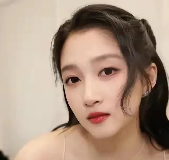 鹿晗的“深情”人设，一夜之间被撕得粉碎。关晓彤机场那张疲惫的脸，和鹿晗新专辑的