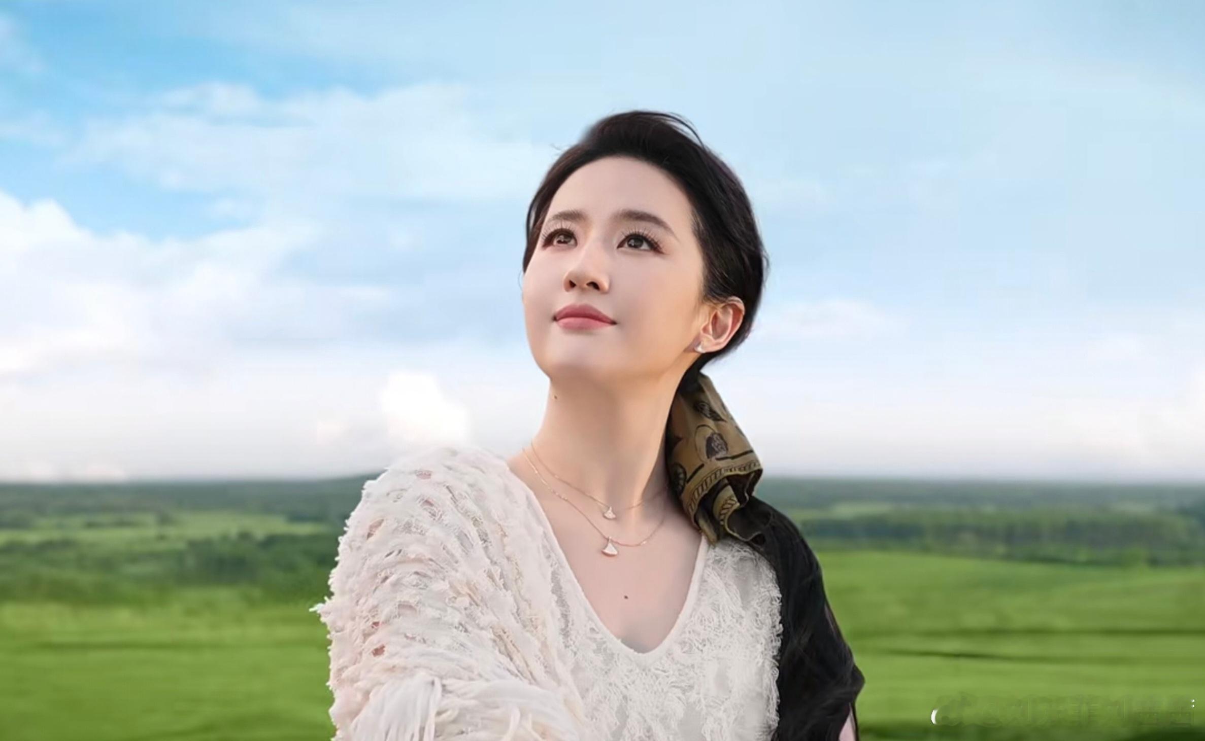 刘亦菲最新牧场大片曝光，一袭米白长裙美到犯规，这是仙女下凡体验生活了吗？在这组大