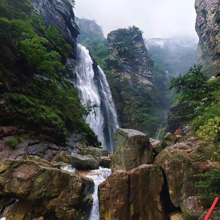 一位哲学家曾这般叩问：“你看那奔涌的河流，为何偏要绕着山峦、穿过多滩，不肯走一条