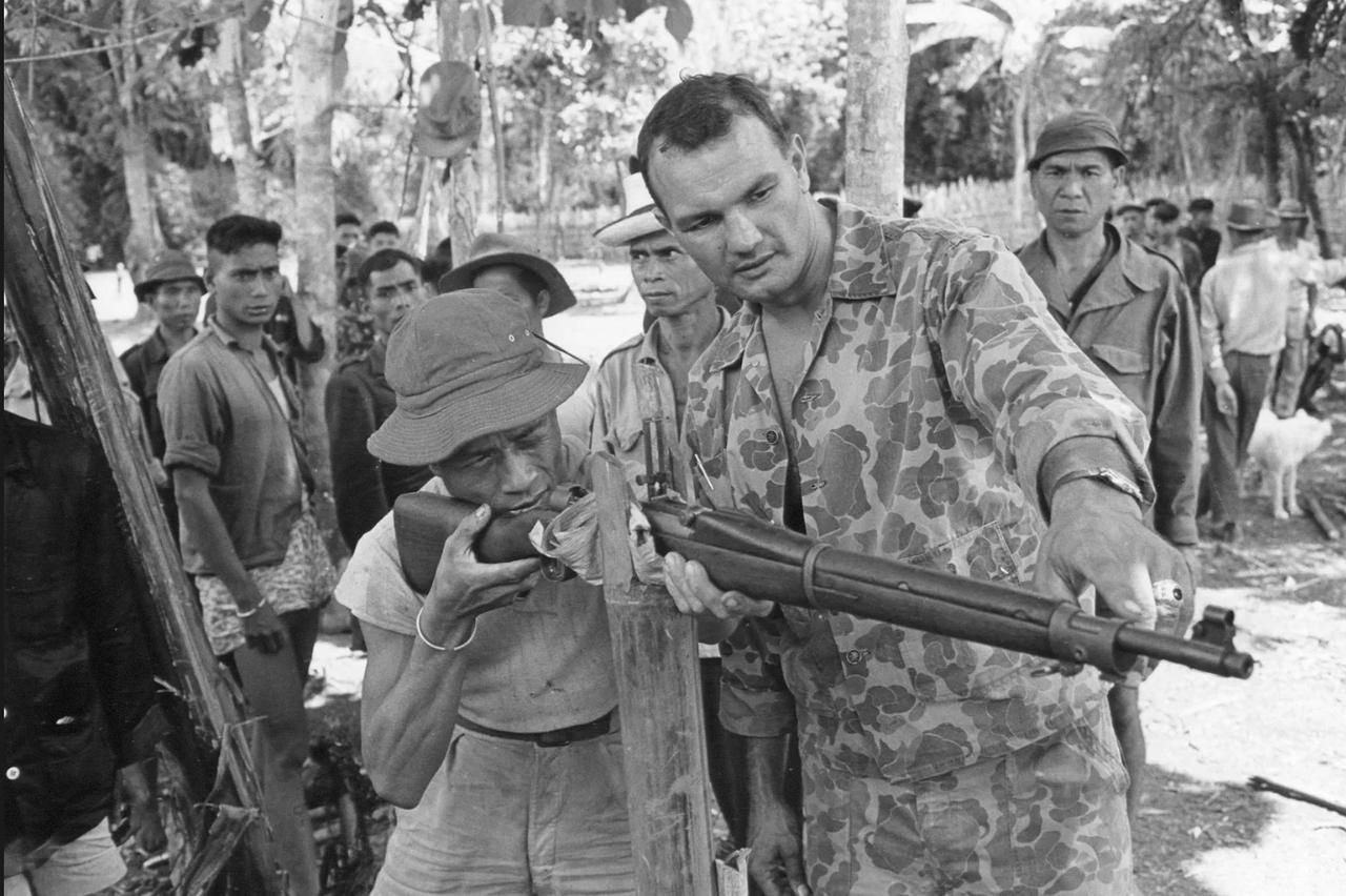 1962年7月，美国顾问在越南中部邦美蜀附近的一个强化营地训练山地人（土著