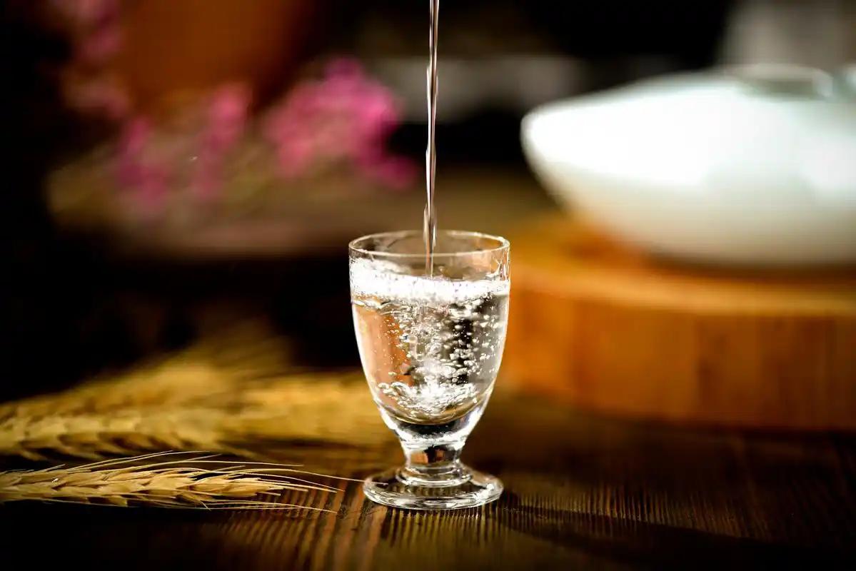 假象彻底揭穿！高端白酒暴涨、中端大面积滞销，白酒底还没到高端白酒依然表面风光