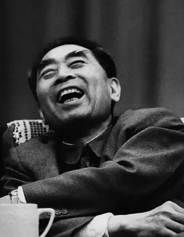 1961年10月15日晚上，周总理组织人员起草一个关于第一颗原子弹爆炸的公报和一