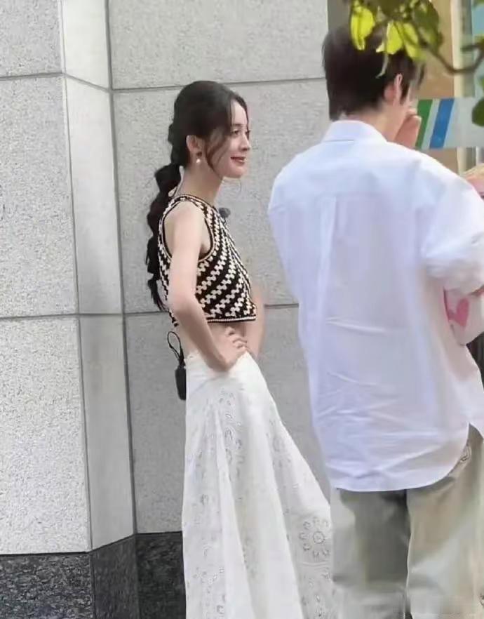 理解秦岚说的话了，看到娜扎本人瘦到不敢认娜扎这露腰穿搭能看的出来，娜扎是真的瘦