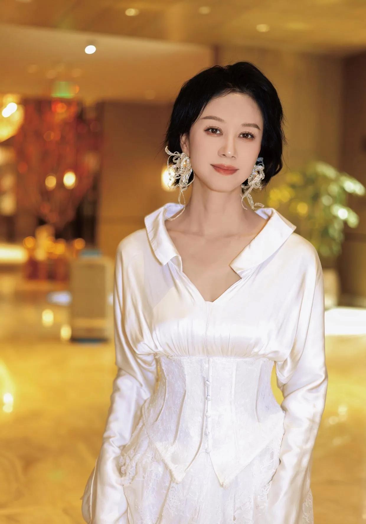 倪虹洁这状态也太绝了！剪了短发直接年轻20岁，一袭白色收腰衬衫裙简约又高级，配上