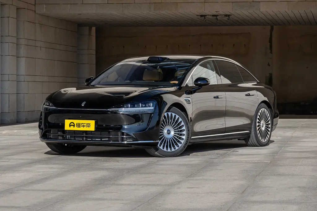 享界S9提供的外观颜色挺丰富的，有黑有灰，有红有绿，还有银。C级高端轿车，银色、