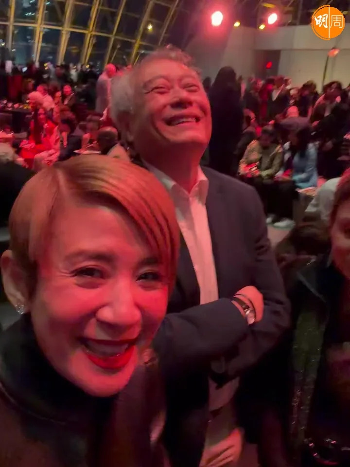 吴君如今个新春与陈可辛到美国，探望在当地读书的女儿陈是知，一家三口团圆外，还盛装