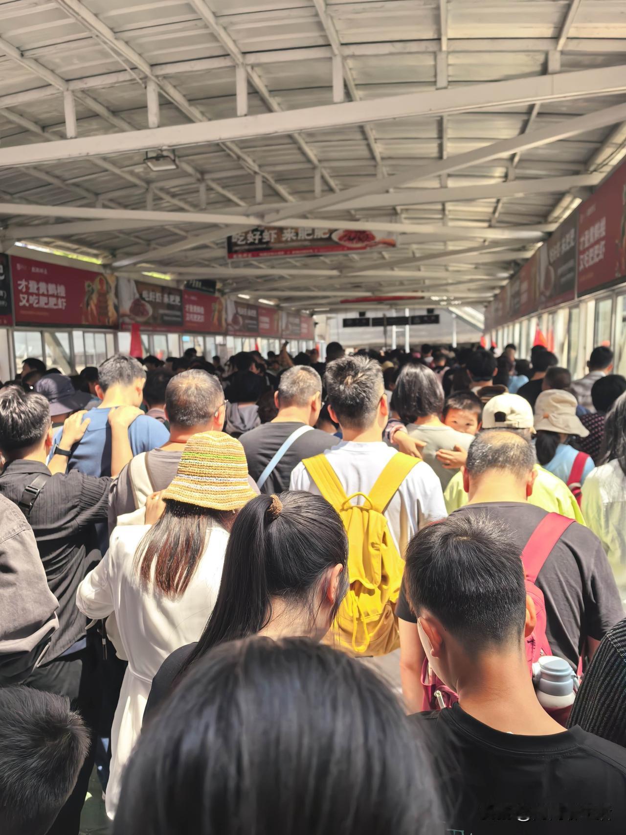五一长假去外地旅游，发现几个怪迹象，你中了几个？五一长假凑着热闹出了趟远门，