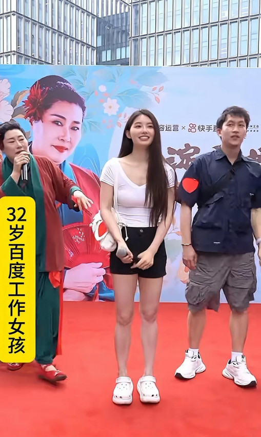 32岁百度女孩在王婆相亲，看了五个30岁以上的大龄男青年，都不满意。最终把台下一