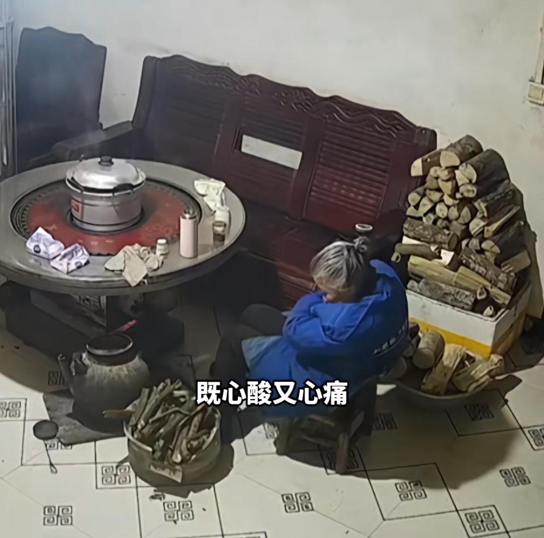 这就是回家的意义！女子除夕夜带家人回娘家过年，七十多岁母亲在客厅守了一夜未眠！女