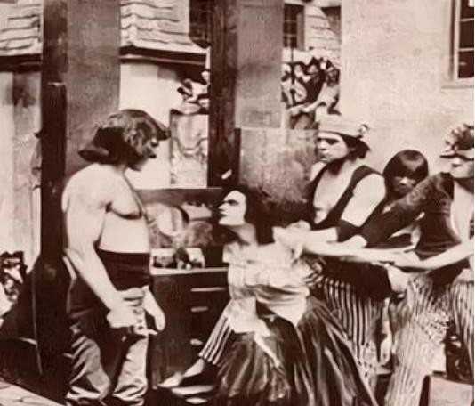 1638年，法国昂热，一个18岁漂亮女孩即将被送上了绞刑架。刽子手不忍让这么一个