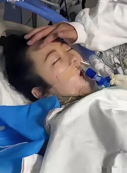 泪目！河南21岁女孩病危，临终前死死抓住父亲的手，说出自己最后遗愿，父亲当场跪地