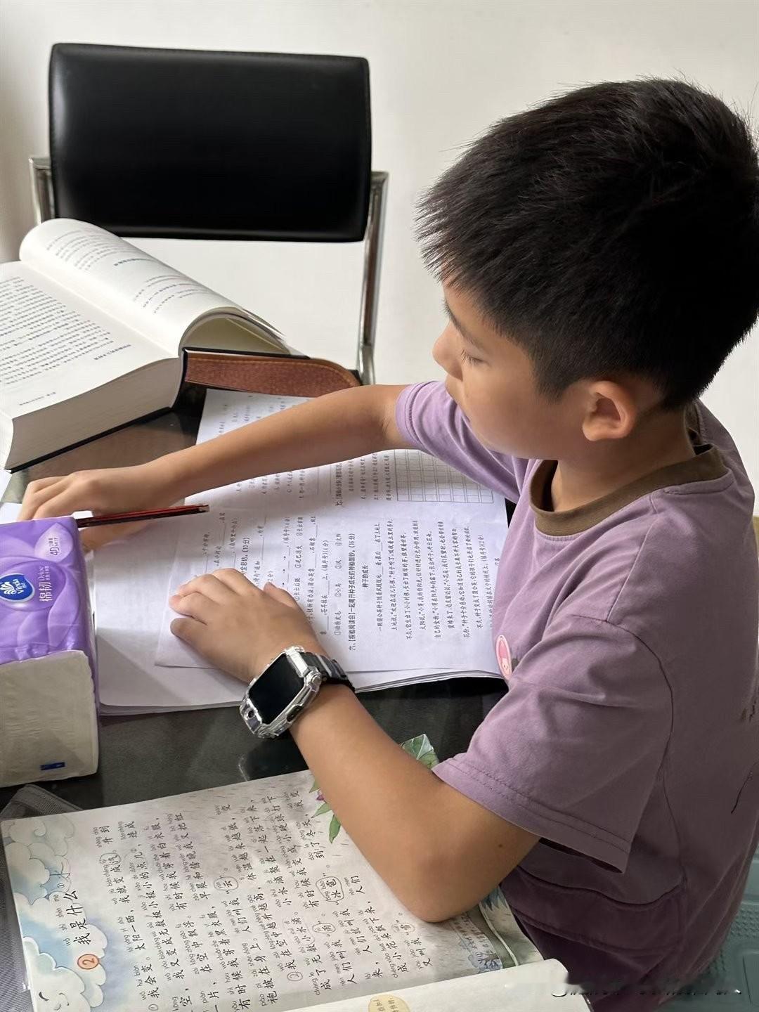 为人父母，我越来越觉得，养孩子的底线从来不是望子成龙、望女成凤。首要的，是确