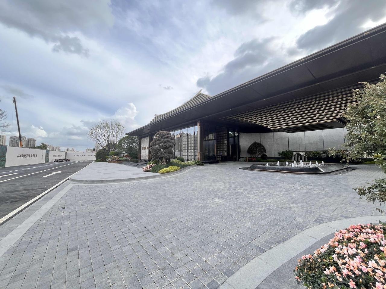 建识东方·发献大美下午路过泉州建发鲤悦看到外面停好多车，非周末下午时间这么多人到