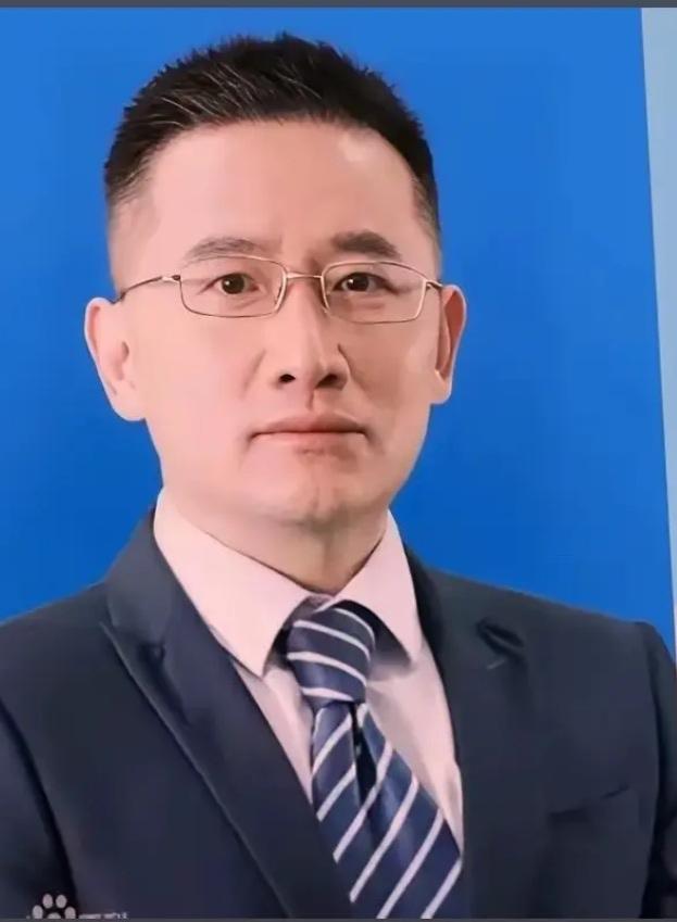 祖某某出事后，原本让人羡慕的医学专家身份，成了现在议论的焦点。这男的长得浓眉