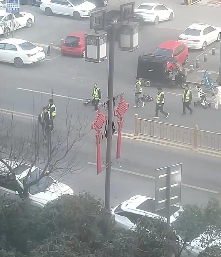 感觉现在西安的司机朋友们越来越难了最近很多人发现马路上出现了一些黄马甲，他们的