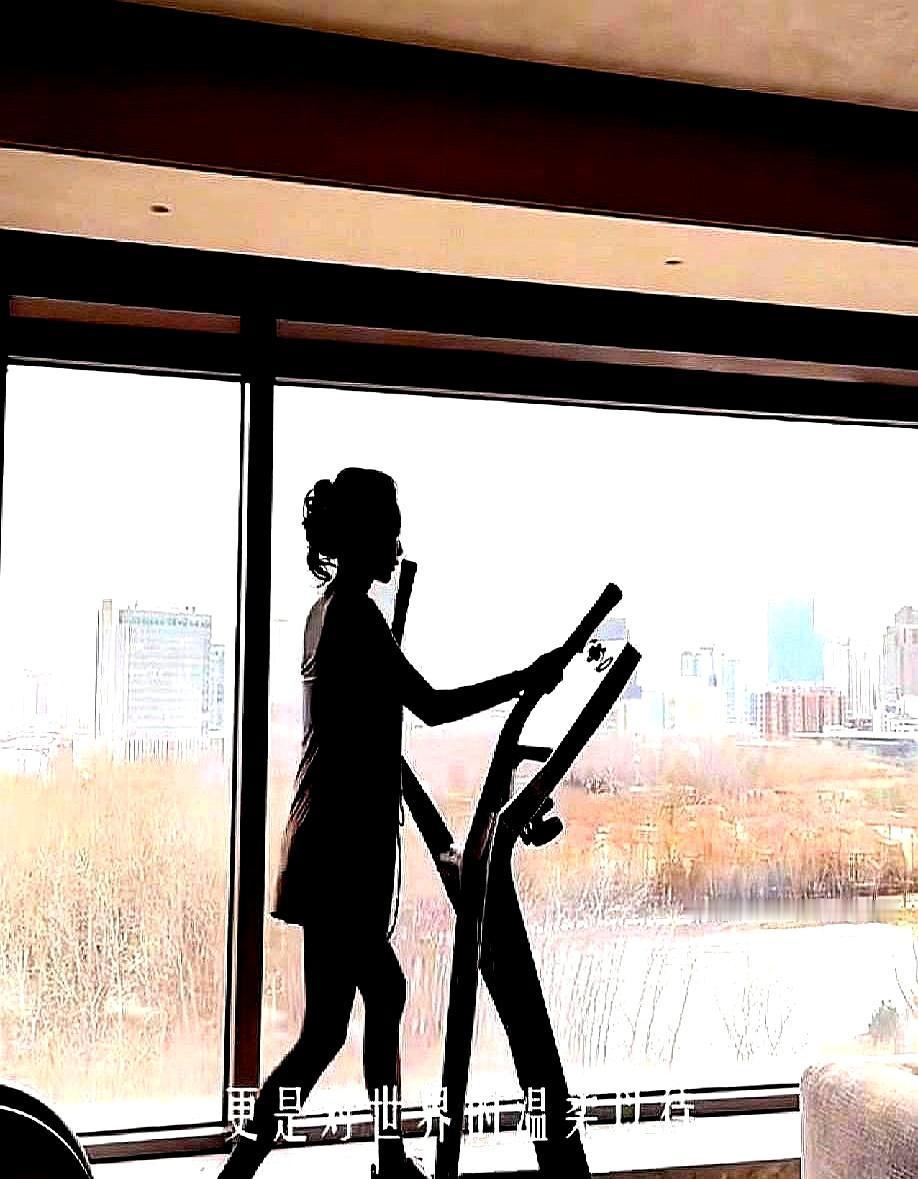 同一张床，俩女人，两种命。大S怀孕那阵，媒体拍到汪小菲弯腰护肚、挡风开路，