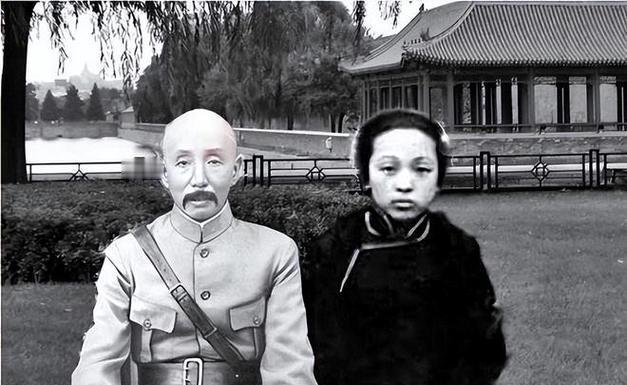 1912年，张作霖用马鞭狠抽张学良，夫人们忙跪倒欲求情，张作霖一瞪：“谁敢求情，