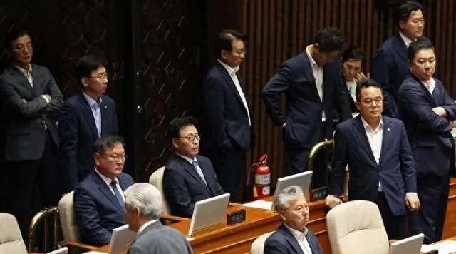 韩国国会通过特检法三星或将倒戈韩国政坛要变天？尹锡悦摊上大事了！国会竟