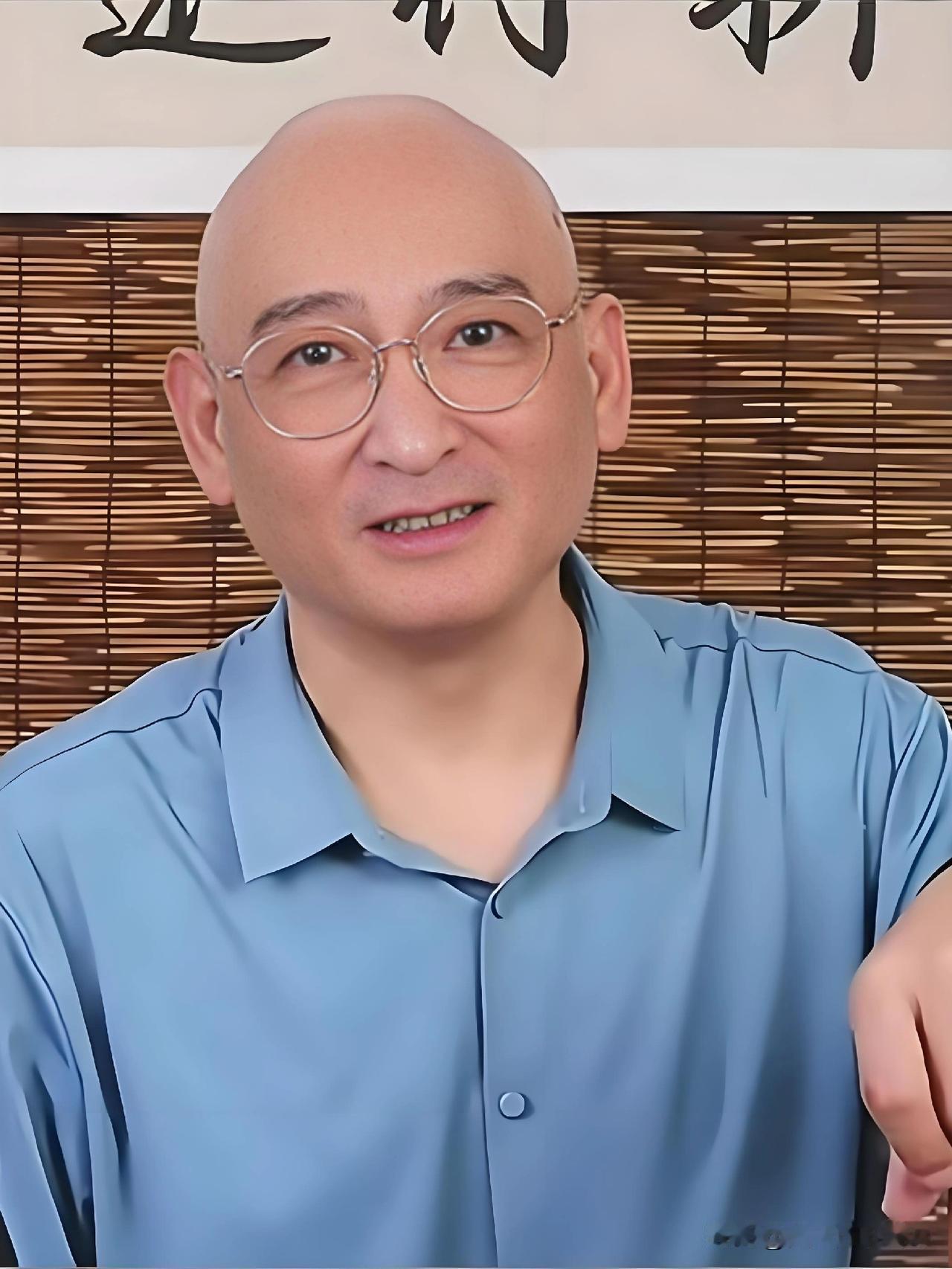 我去！谢雷还真剃光头了！！今日，侯耀华高徒谢雷，剃掉头顶本不富裕的头发，赫然