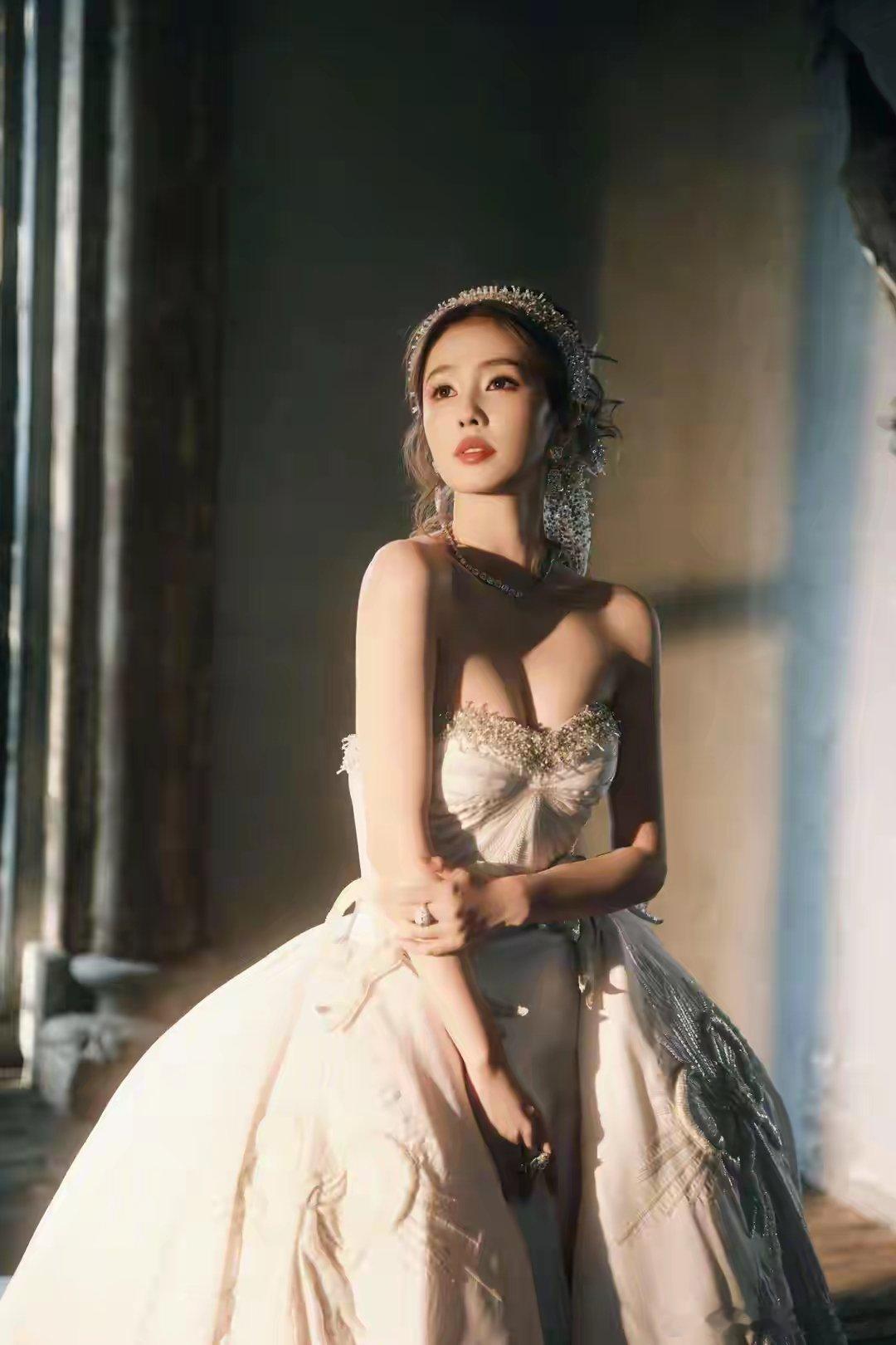 白鹿，中世纪欧洲油画中的公主,这组造型好适合她,气质越来越大方～喜。剧里剧外都