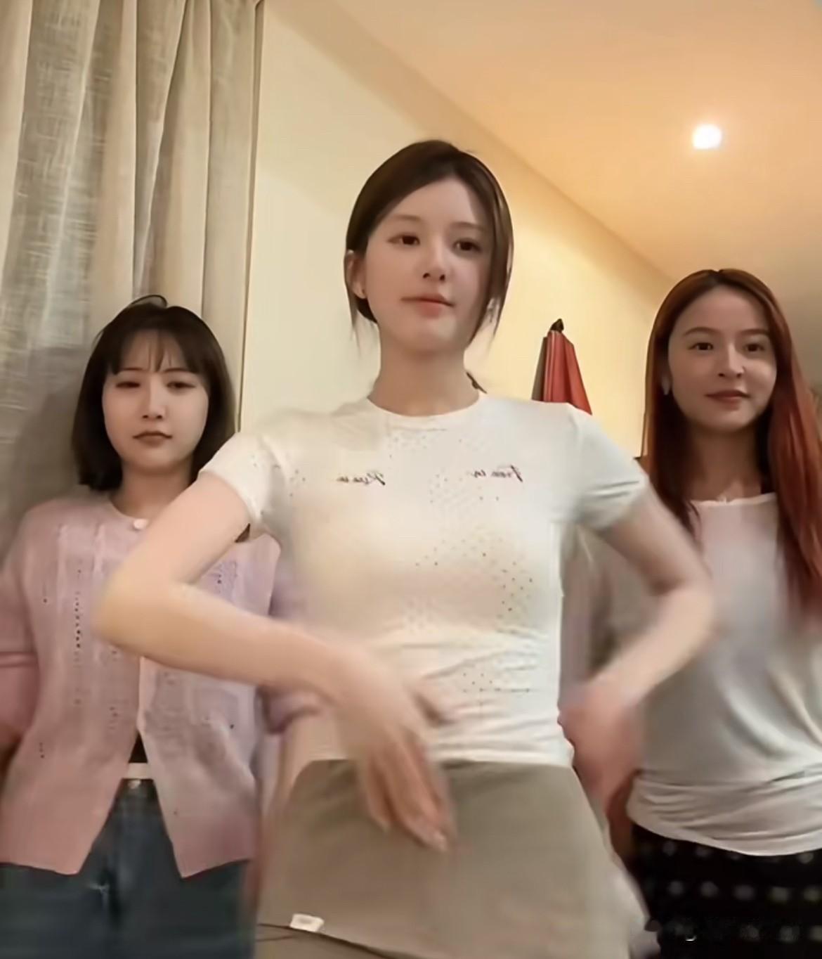 1月1日，在赵露思面前，魏笑永远是绿叶赵露思旁边粉衣服女生叫魏笑，这一年跟着赵