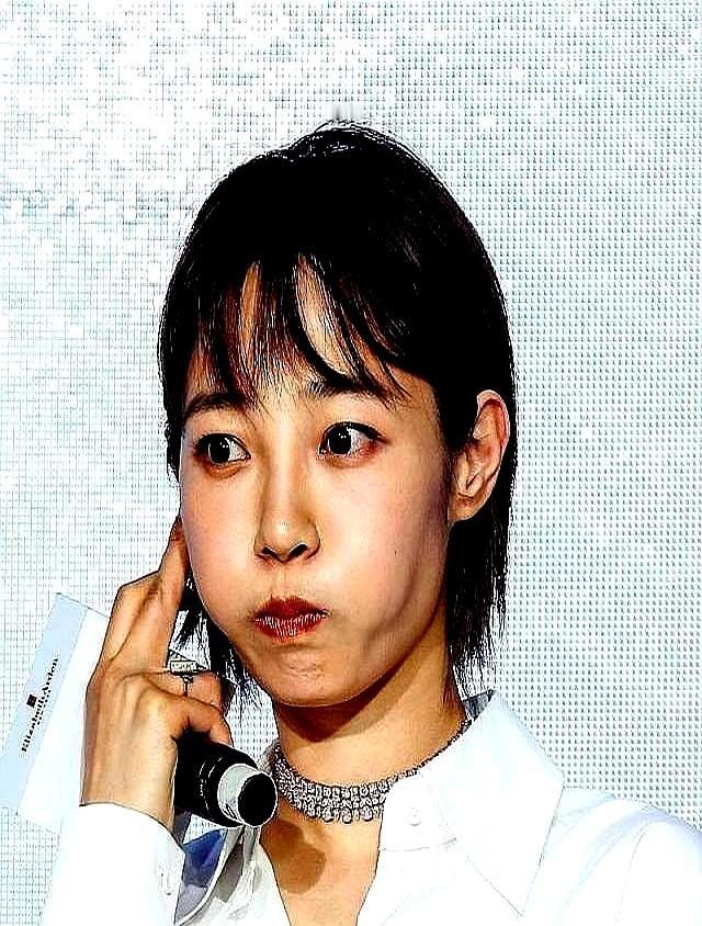 “谁站C位”这事儿，前天王传君被挤到角落，弹幕却清一色喊：他值35亿，坐地上都行