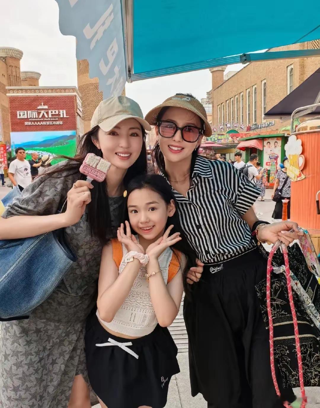 董璇晒新疆旅游照，和佟丽娅像孪生姐妹，二婚婚戒曝光款式低调！！！！​​​