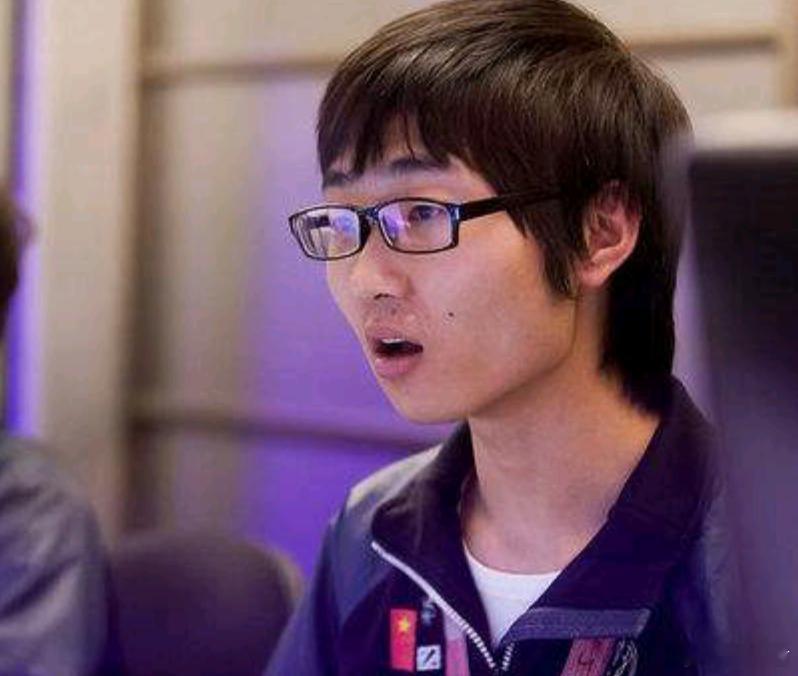 Emo说要是鲷哥年轻10岁就找鲷哥出发了，话说Emo真的很需要一个鲷哥这样的队友