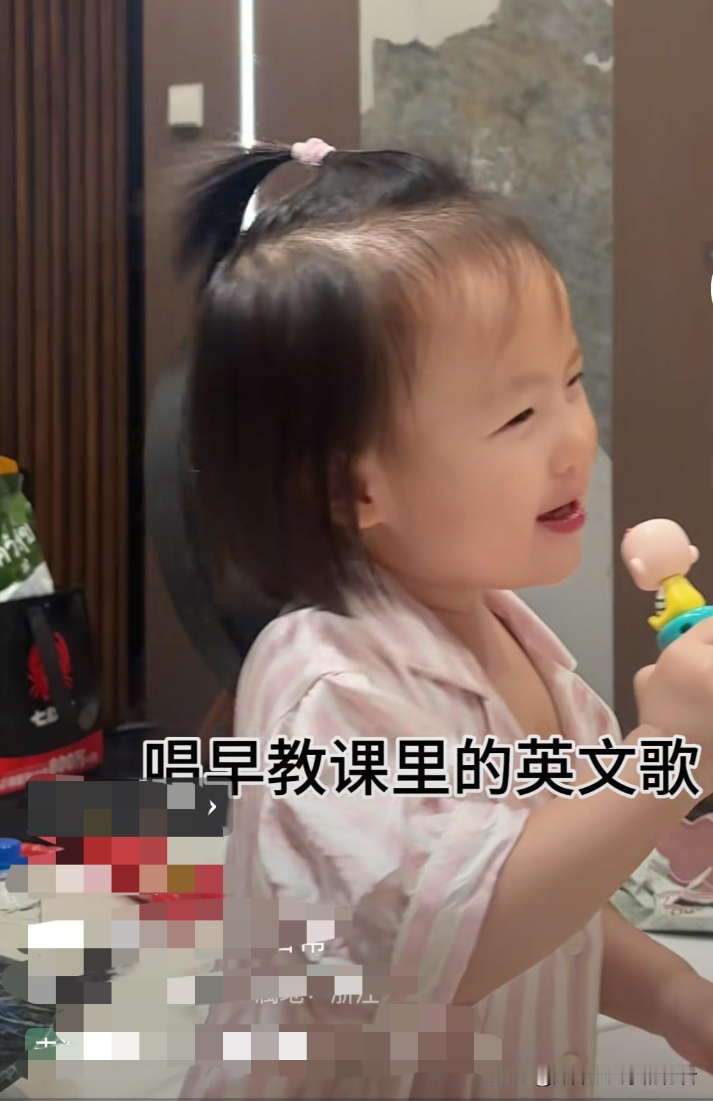 今天下午，黄一鸣上传了有关闪闪的新视频。在视频里，年仅两岁两个月的闪闪已经能够用