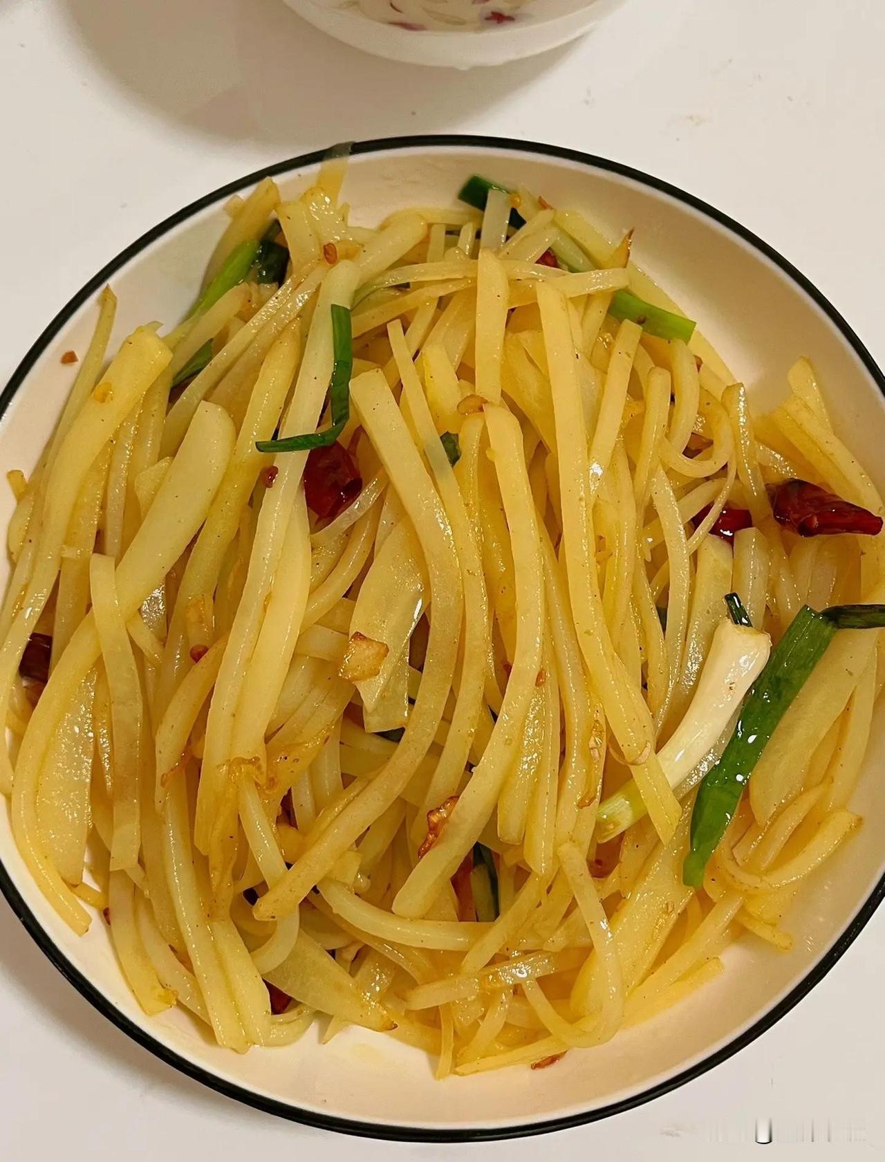 一个非常奇怪的现象，不知道大家发现没有？咱们常吃的炒土豆丝，不管是哪个饭店