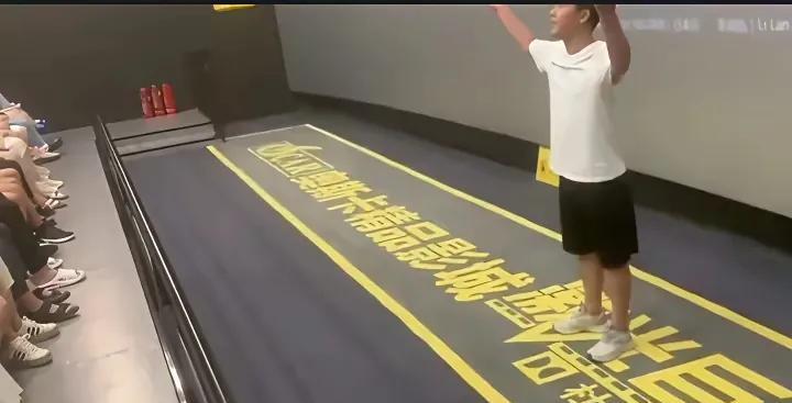 南京照相馆在影院演完之后，有个男子走上台前呼吁大家起立默哀10秒钟，不得不说他的