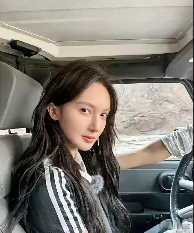 金晨，还敢喊话春晚导演吗？前几日，金晨在直播喊话春晚导演：“为啥不邀我？是我