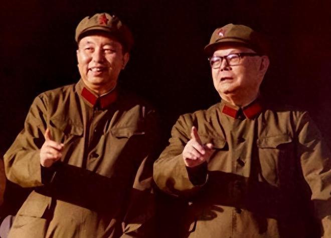 华国锋是毛主席的接班人，也是建国后的第二位党中央主席，不过，华国锋曾经两次想让位