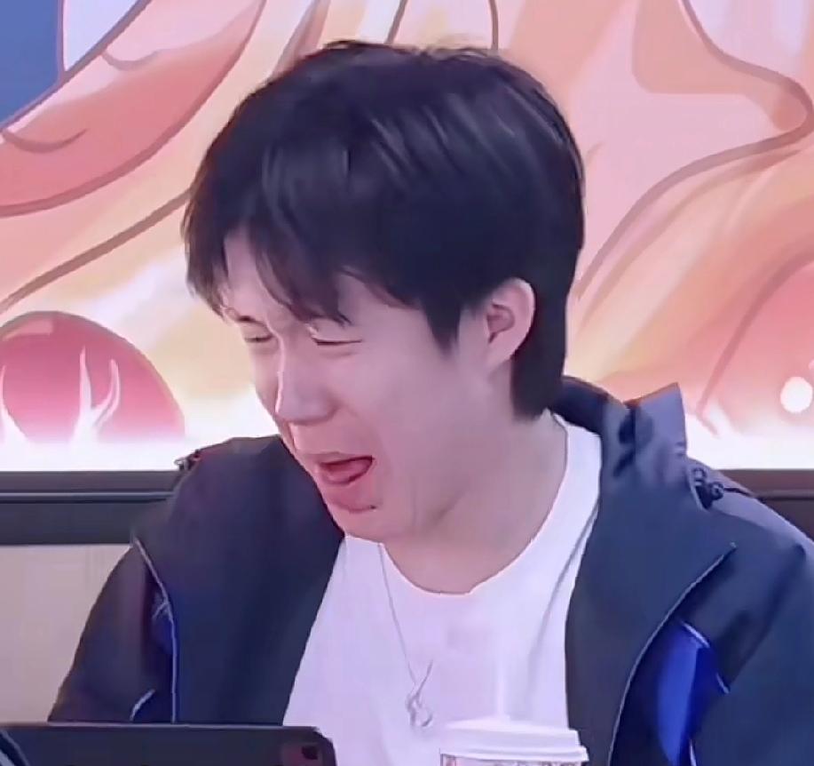 楚钦洋相一个接一个，哈哈，今天又整出表情包了！喝奶茶，不知道是不是喝到了柠檬籽，