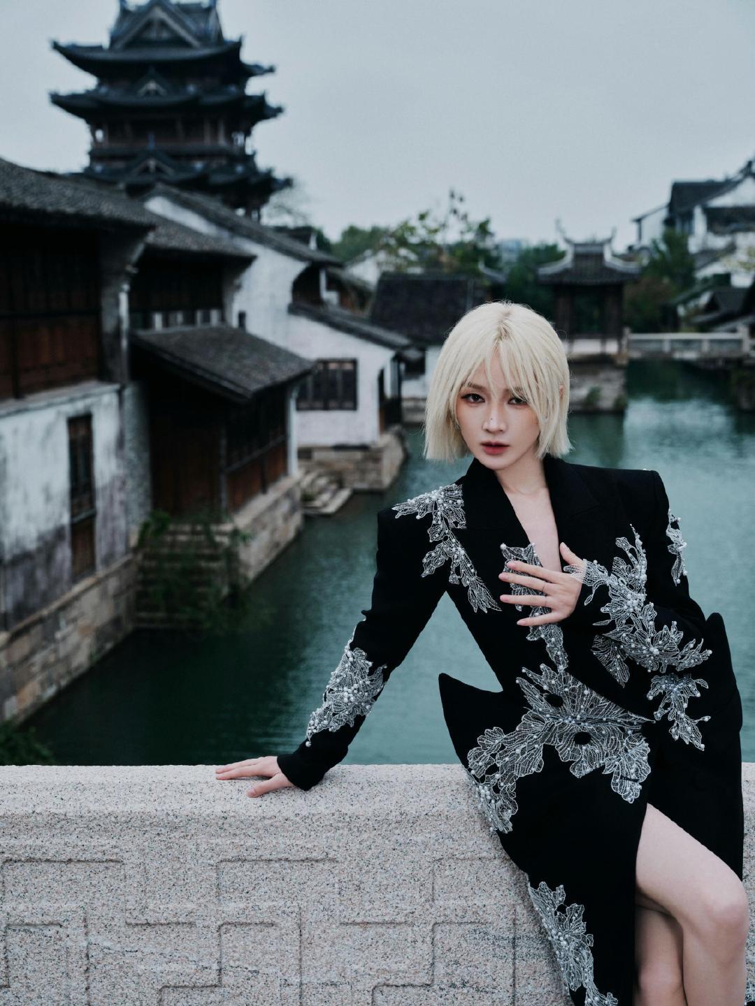 孟佳怎么越穿越大胆孟佳在活动上连着带来两首唱跳舞台，一晚上两套造型，一套比一套大