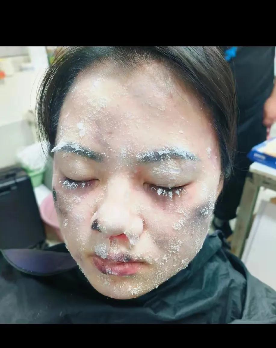 广东揭阳冷库霸凌事件，看一次心凉一次。几名男同事强行将女同事推进零下十几度的冷库