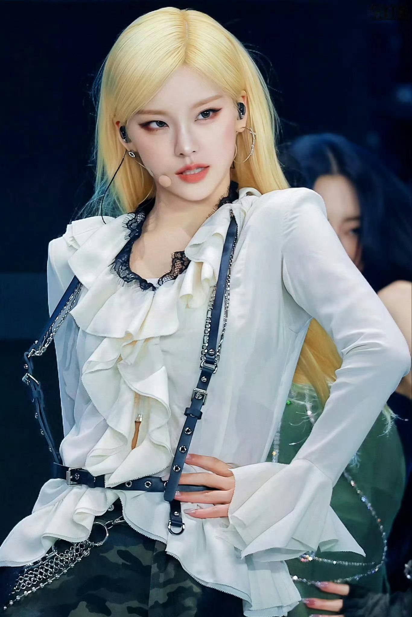 【黄礼志】染了金发更有猫相了，像极其名贵的一只孟加拉豹猫aaa红毯