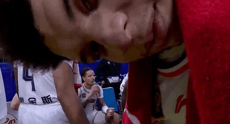 <em>艾孜买提</em>赛后要加罚单吧，转播都给出画面，竖中指，太失态了吧！不清楚杯赛和联赛是否